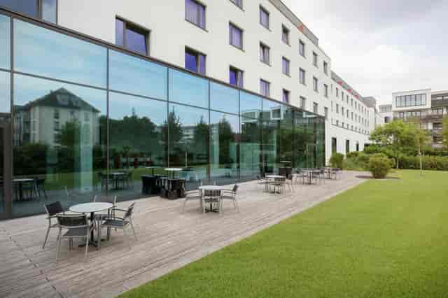 Smaragd Holiday Inn Munich terrace event networking