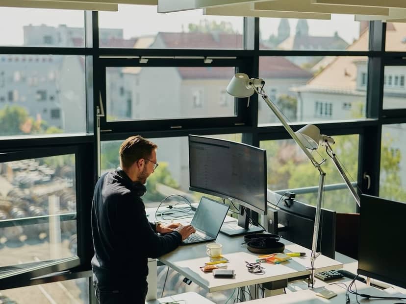 Munich Coworking: High-tech event workstation, natural light