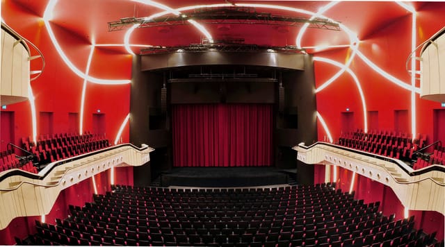 Deutsches Theater dinner show, modern stage, Munich event
