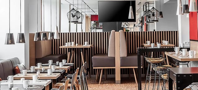 Modern Munich event space, flexible seating, networking, workshop