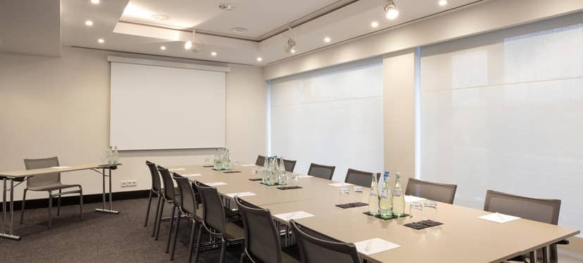 Munich meeting room Kastanie 2: projector, board table, corporate event.