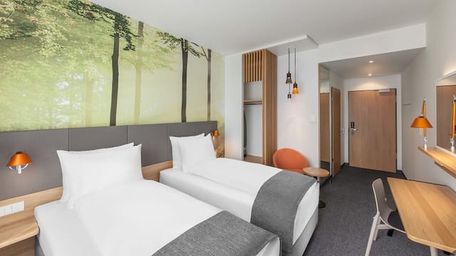 Kiefer 2 hotel room, twin beds, Munich event accommodation