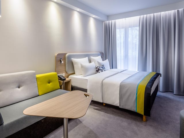 Holiday Inn Munich modern meeting room comfort
