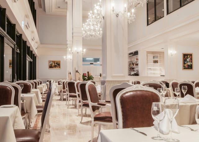 Grand Hotel Palladium banquet space, natural light, elegant event.