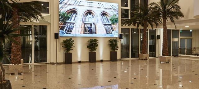 Isarpost foyer LED screen event registration