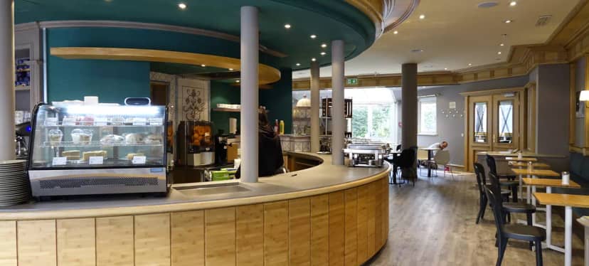 Eisbach Event Room: Stylish coffee bar, breakout, networking.