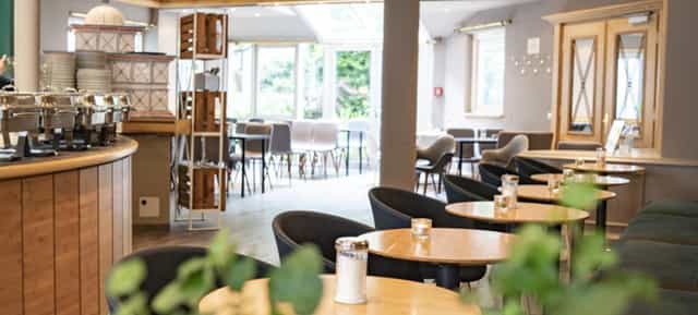 Eisbach Event Room: Intimate venue, flexible seating, workshops, networking.