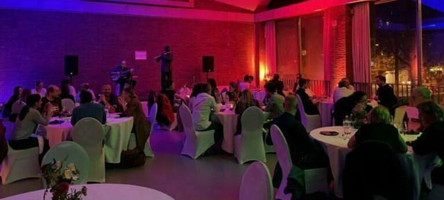 Kunstlabor 2 event: mood lighting, live music, banquet tables.