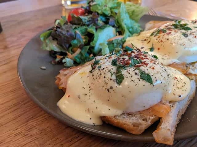 Eggs Benedict brunch café Puck hollandaise