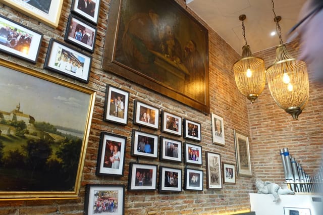 Textured Domherren Eck wall at Der Andechser am Dom for corporate receptions and social events.