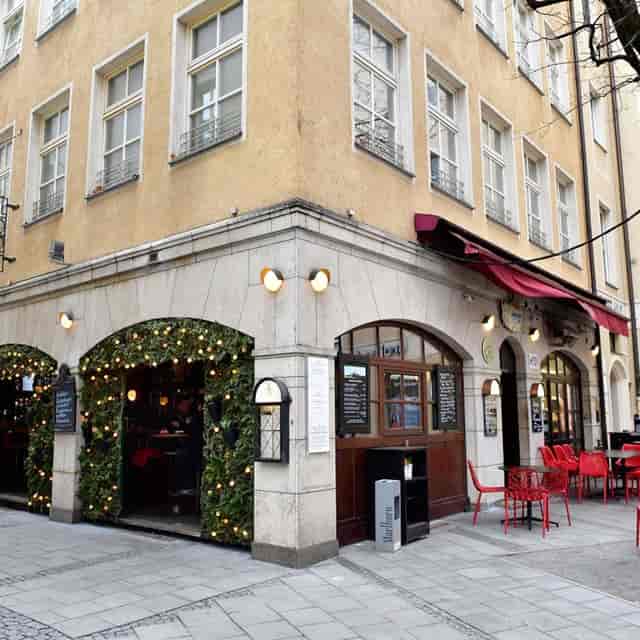 Domherren Eck venue: cozy terrace with atmospheric lighting for VIP dinners and networking events.