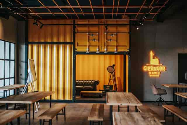 Industrial-chic patio at Giesinger Bräu, ideal for creative workshops and networking events.
