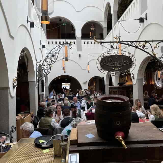 Dionys Stube in Donisl: Rustic event venue for authentic corporate receptions and brand activations.
