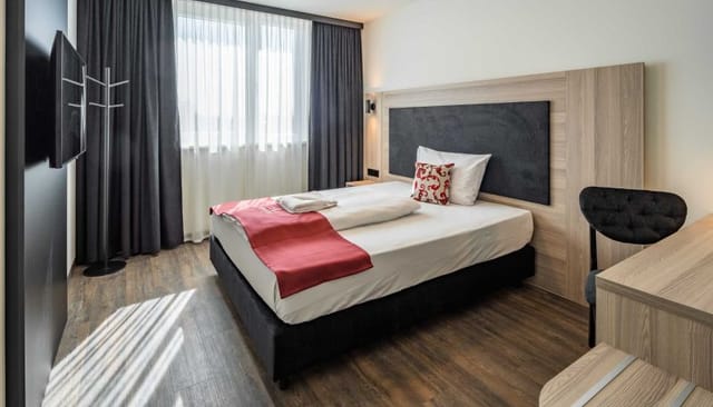 Modern Abasto Hotel Dachau room with workstation for business travel and corporate room blocks.