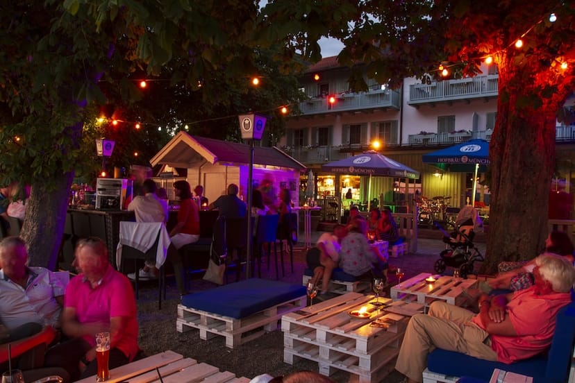 Seehof Ammersee outdoor event space with pallet furniture for networking and social mixers.