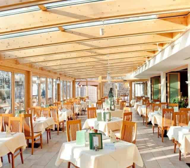 Haus Wendelstein conservatory, bright event venue for corporate gatherings and social luncheons.