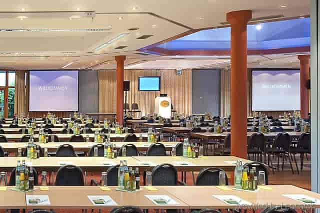 Seminar-Pavillon classroom setup at Hotel St. Georg with dual screens for corporate events.