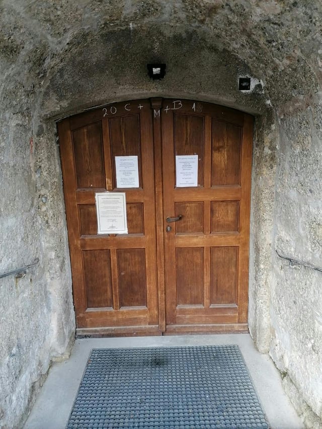 Confusing entrance signage at Kloster Schäftlarn venue for event planning and logistics.