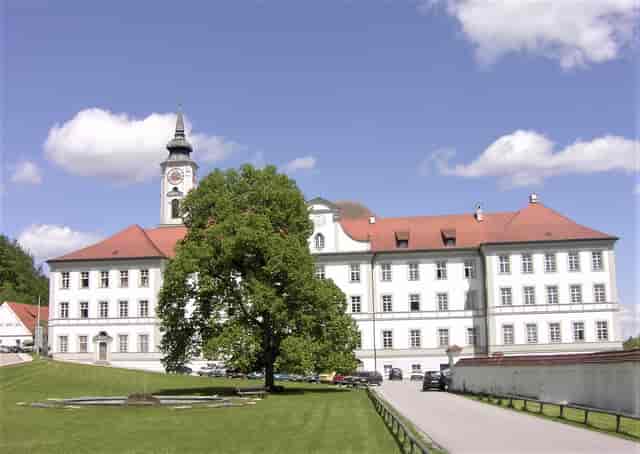 Internat at Kloster Schäftlarn: Historic venue for luxury corporate retreats and elegant weddings.