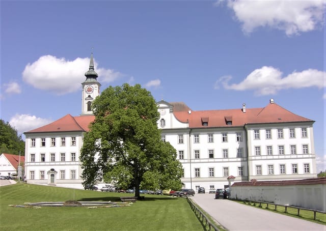 Internat at Kloster Schäftlarn: Historic venue for luxury corporate retreats and elegant weddings.