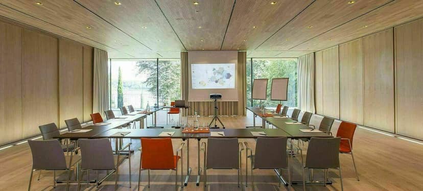 U-shape meeting room in LA VILLA with natural light for collaborative workshops and conferences.