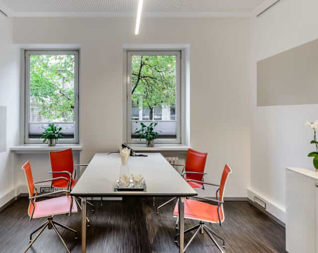 Minimalist meeting room in Prinzregenten 54 with natural light for board meetings and collaboration.