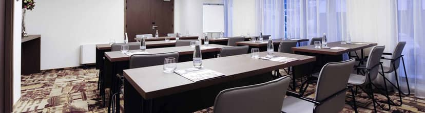 Classroom-style meeting room at Rapsodia Română, Mercure Bucharest for corporate training events.