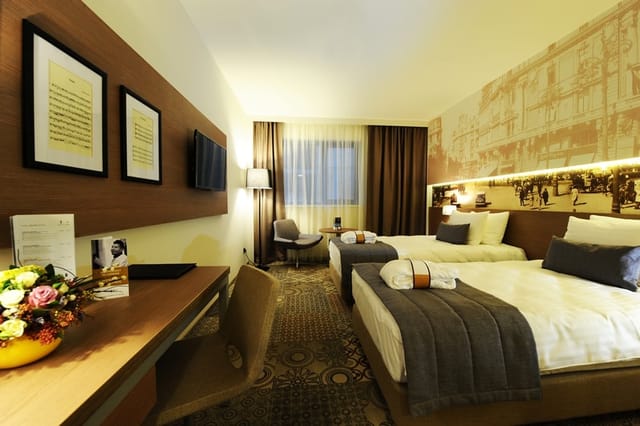 Twin guest room at Rapsodia Română Mercure Bucharest for business travel and group bookings.