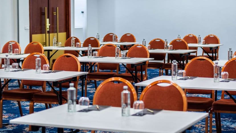 Classroom-style meeting room in Pullman Bucharest for corporate training and conference events.
