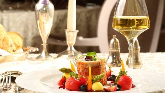 Concerto Fine Dining: Plated entrée at a luxury corporate gala or VIP event.