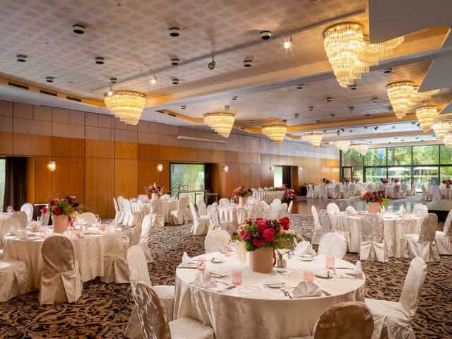 Crown Ballroom at Crowne Plaza Bucharest with crystal chandeliers for corporate galas and weddings.
