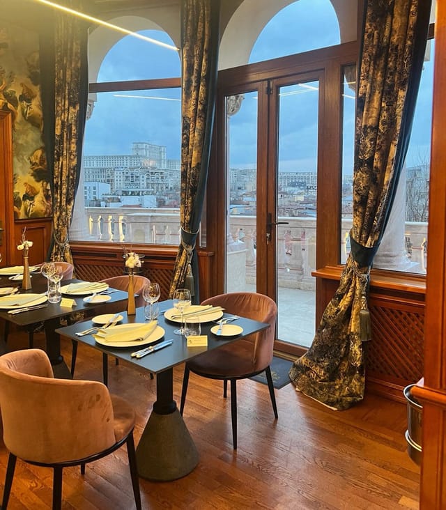 Parliament View Room at Suter Palace: Luxury dining for executive board meetings and retreats.