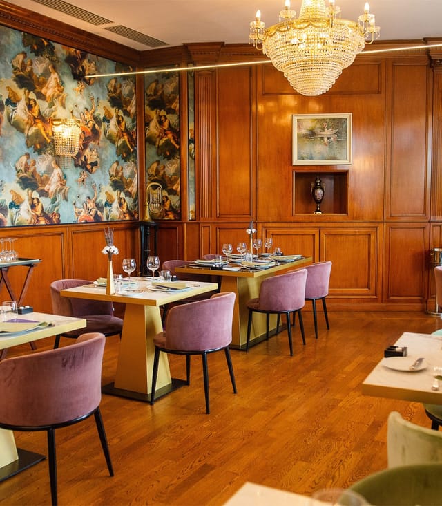 Suter Palace wood-paneled dining room for sophisticated corporate dinner and board meeting events.