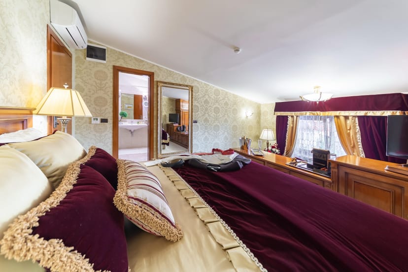 Suter Palace Signature Suite: High-end VIP hotel room for speaker and event accommodation.