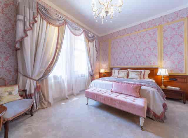 Suter Palace Signature Suite: elegant VIP speaker room for executive board retreats.