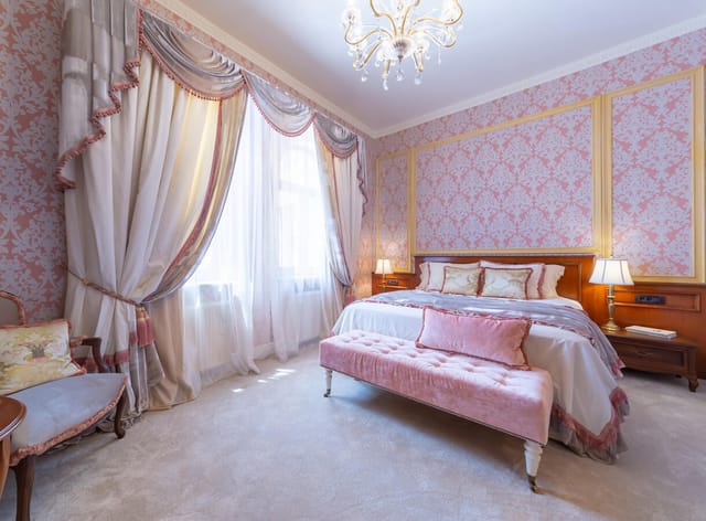 Suter Palace Signature Suite: elegant VIP speaker room for executive board retreats.