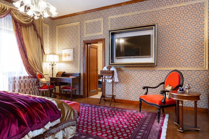 Luxury Suter Palace suite with workspace, ideal for executive business meetings and VIP stays.