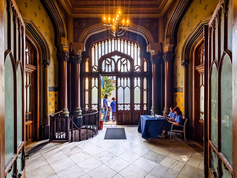 Historic reading room at Casa Universitarilor București for elegant wedding or corporate event venue.