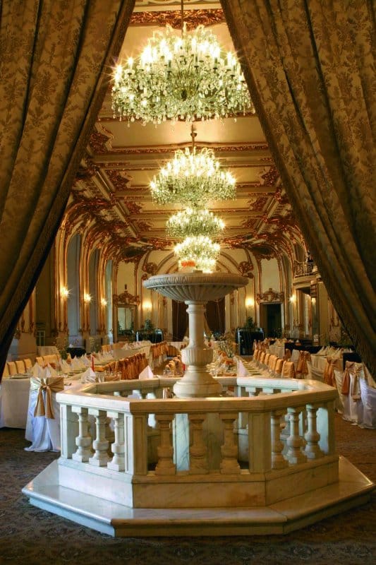 Rotonda Elisabeta, Cercul Militar National: Opulent ballroom for luxury gala and formal dinner.