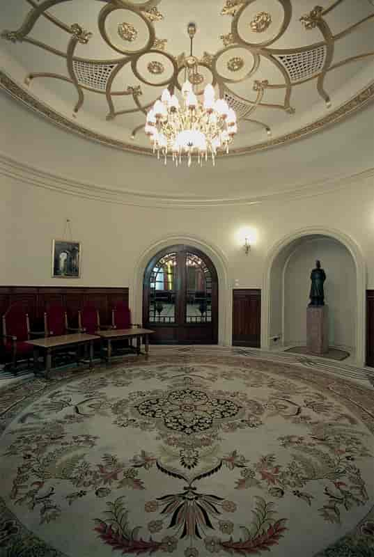 Rotonda Elisabeta circular room at Cercul Militar National for VIP meetings and event registration.