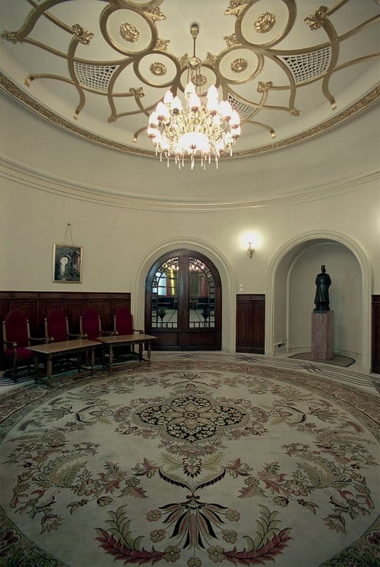 Rotonda Elisabeta circular room at Cercul Militar National for VIP meetings and event registration.