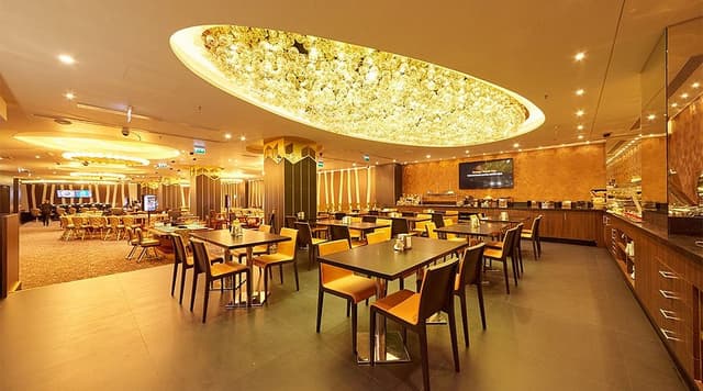 Restaurant & Bar