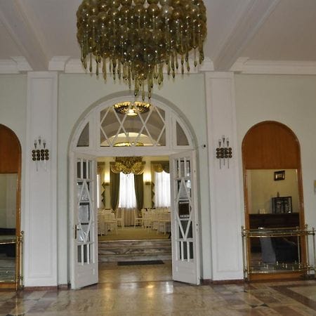 Elegant banquet hall in Hotel Triumf with high ceilings, perfect for gala events and receptions.