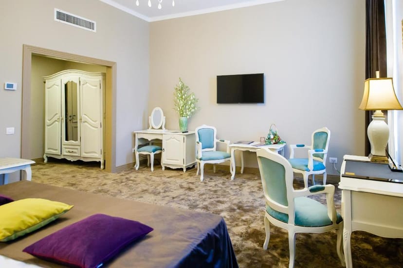Grand Hotel Traian Salonul Alb suite for bridal preparation and VIP events.