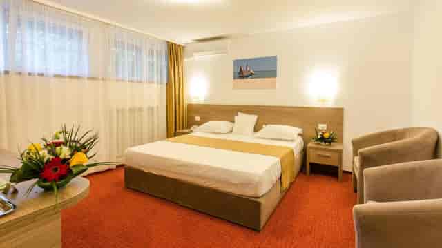 Hotel Herastrau suite with functional design for speaker accommodation and event lodging.