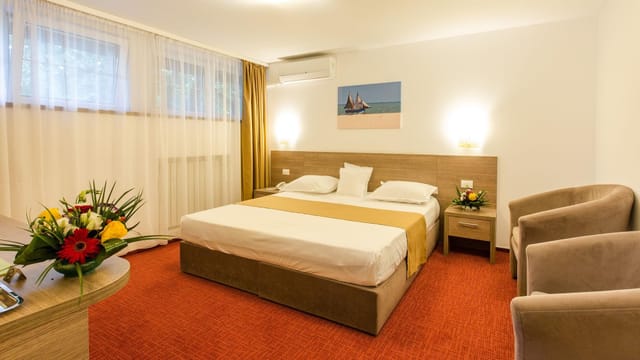 Hotel Herastrau suite with functional design for speaker accommodation and event lodging.