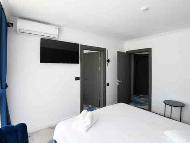 Minimalist triple hotel room for business travel and corporate lodging.