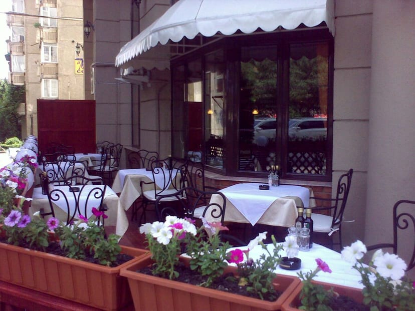 Intimate outdoor terrace at Gallo Nero, ideal for networking and corporate VIP luncheon events.