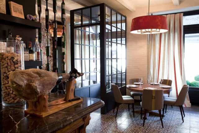 Le Bistrot Français dining nook: elegant rustic decor for professional business dinners.
