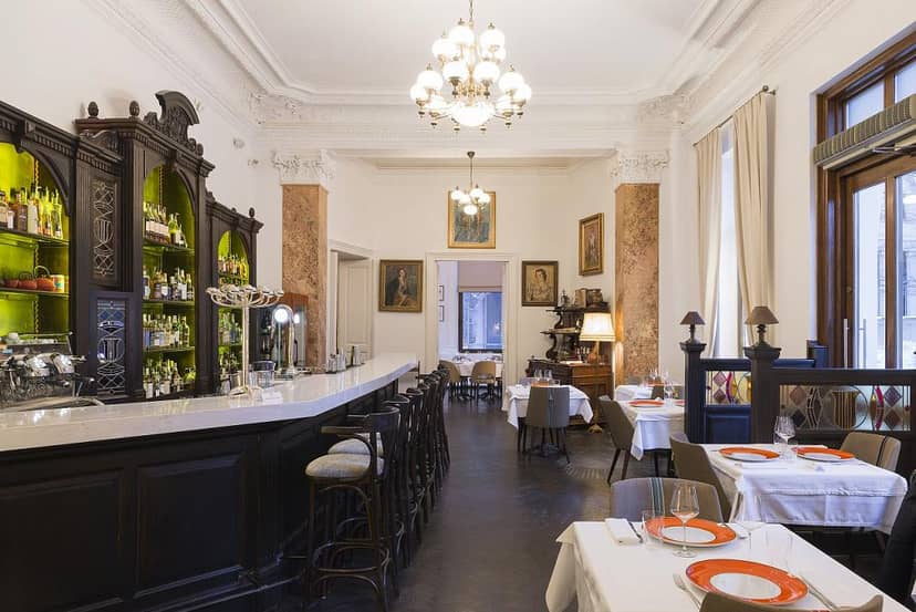 Upscale Le Bistrot Français restaurant bar for corporate receptions and VIP dining.